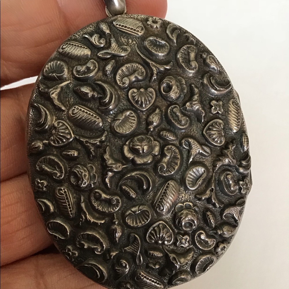 Huge Sterling Antique Sea Shells Repousse Locket - Picture 5 of 9